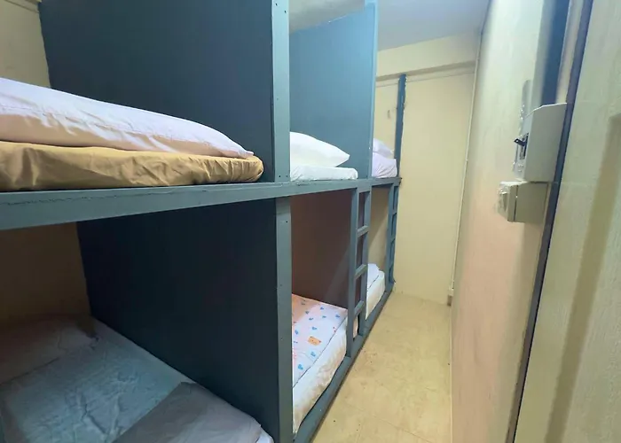 24 Backpackers Albergue *